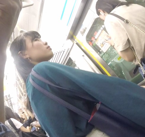 大学生逆さ撮り　パンツ丸見え