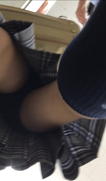 【下から】人気制服ＪＫ接写編ＰＡＲＴ２【突っ込み】