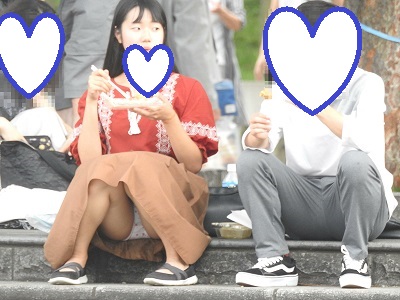 (FHD)大変です!!彼氏に夢中になり、パンツが見えてますよ189