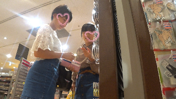 〇C風のデニムスカート姿の可愛い2人を逆さ撮り。1人はしゃがんでPをモロ見せサービス。顔出し。